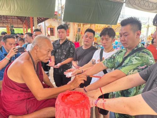 เชิญชวนประสบนิกรร่วมพิธีลงยันต์หลังมือเพื่อความเป็นสิริมงคลในความเจริญรุ่งเรืองในอาชีพและการงานณวัดสว่างอารมณ์อำเภอนครชัยศรีจังหวัดนครปฐม ในวันที่ 27 ถึง 28 พฤษภาคม 2567 