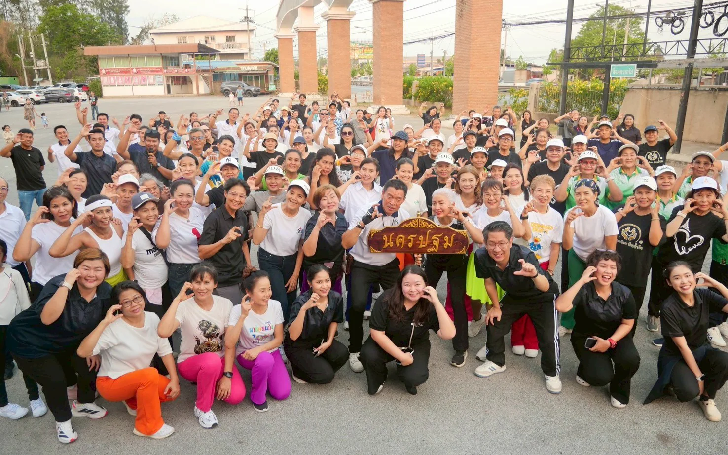 กิจกรรม “KICK OFF MOVE TOGETHER แข็งแรงถ้วนหน้า สุขภาพดีทั่วไทย” 